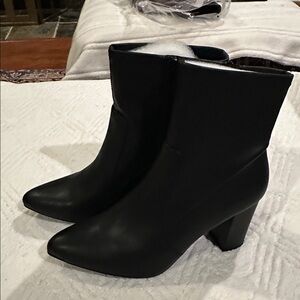 NWT Wild Pair women’s Becci Patent black booties in size 12!